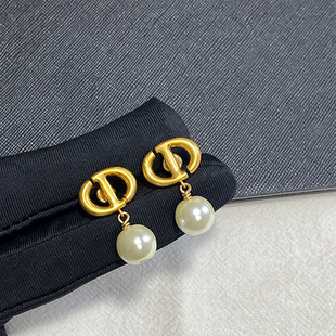 奥米迪奥D家珍珠耳饰小巧精致优雅吊坠耳环女C字母时尚轻奢耳坠