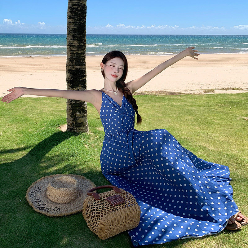 海边度假吊带法式风领连衣裙年新款显白蓝色波点吊带裙扎染