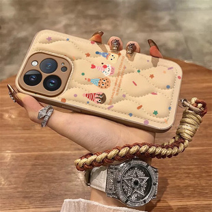 适用苹果15promax手机壳秋冬iPhone16pro硅胶防摔14带挂绳12全包保护套13por高端卡通女新款的羽绒服曲奇饼干