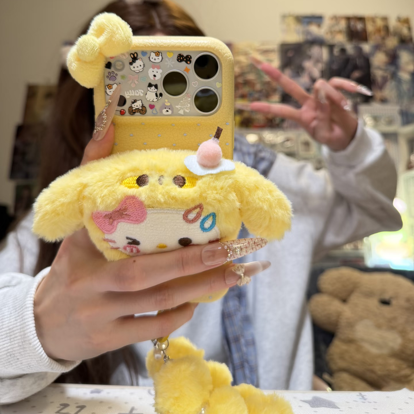 日韩毛绒彩色KT猫公仔毛球绳适用苹果17promax手机壳iPhone16/15皮纹14pro超好看13情侣12秋冬11磨砂防摔软壳