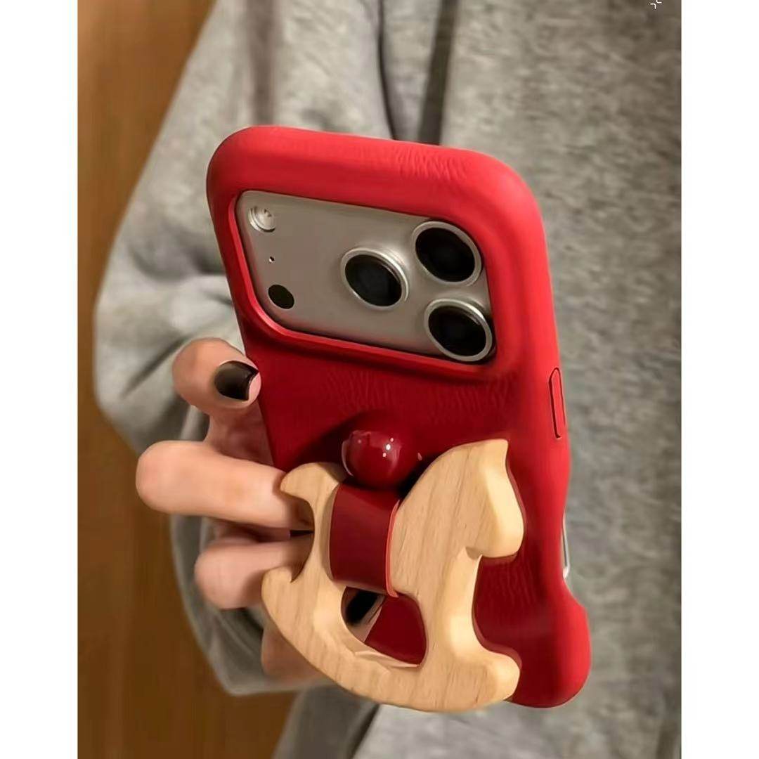 新年酒红木马支架马年新款适用苹果17Pro手机壳iPhone16max小米15华为mate80pura70k90nova14荣耀500vivox300