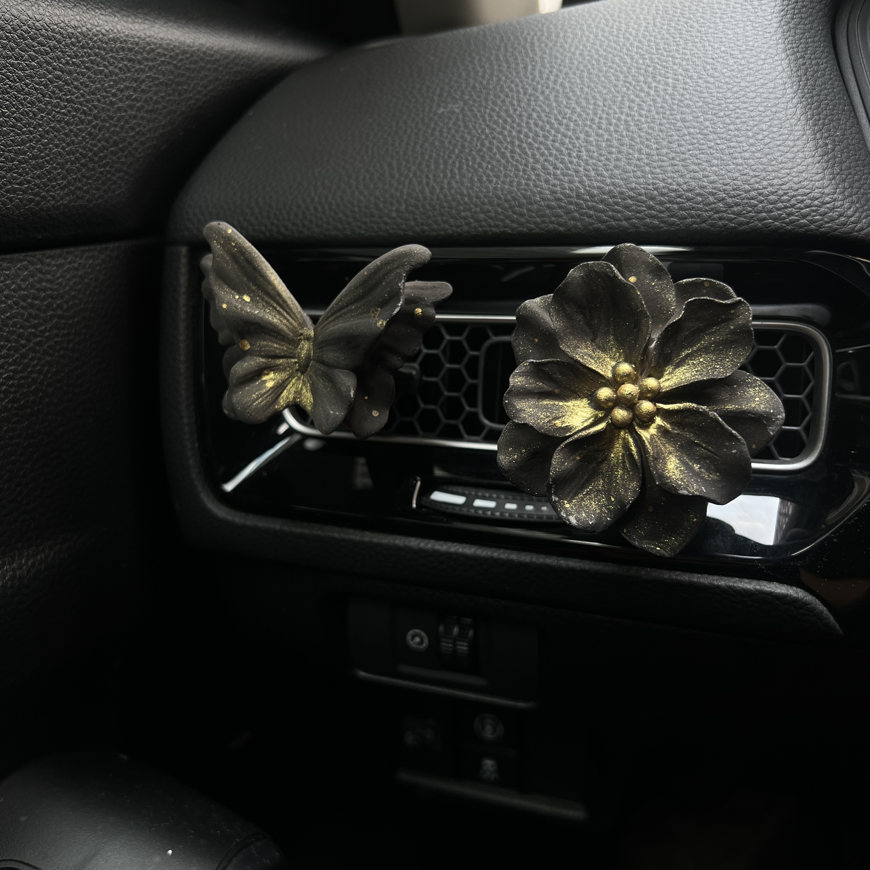 蝴蝶汽车车载空调出风口香薰高级感车用香水装饰摆件扩香石轻奢