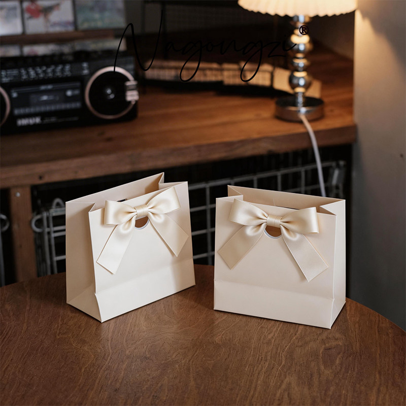 高端婚礼喜糖纸袋现货彩色蝴蝶结礼品袋白卡纸首饰袋喜糖袋logo