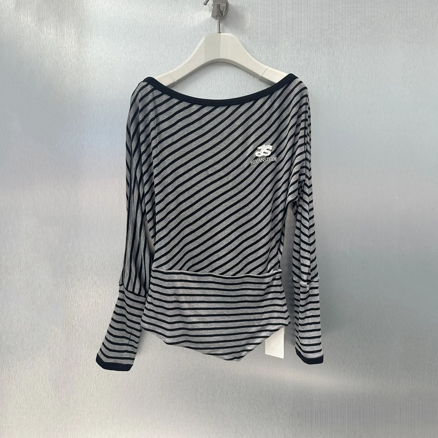 一字肩斜肩条纹蝙蝠袖长袖T恤衫