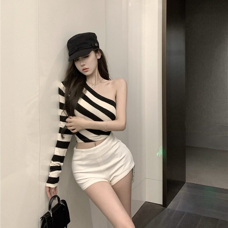 辣妹黑白条纹斜领单肩长袖T恤女设计感性感紧身短款打底针织上衣
