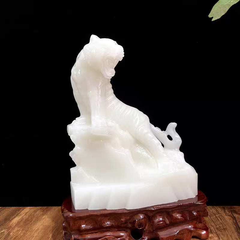 玉石老虎摆件天然白玉上山虎办公室桌面客厅玄关装饰礼品虎虎生威