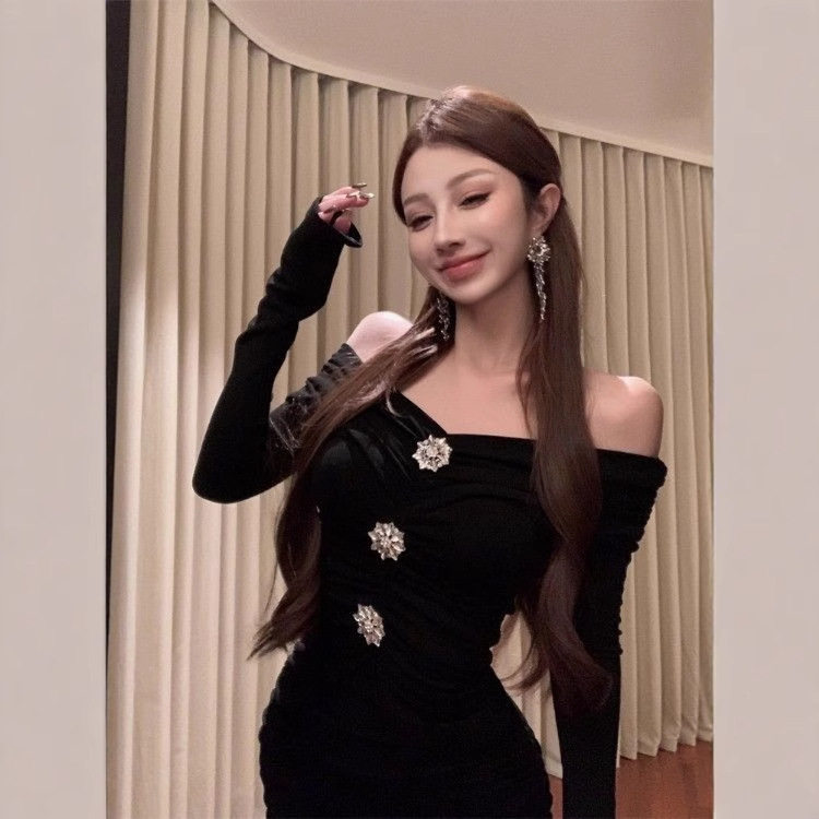 一字肩褶皱镶钻长袖连衣裙女春秋修身紧身短裙纯欲辣妹收腰包臀裙