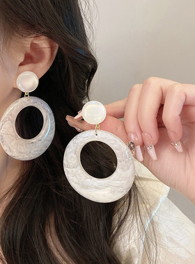 白色圆圈耳环女独特小众设计感气质耳钉夸张高级感简约百搭耳饰品