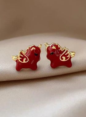 可爱红色独角兽耳钉女秋冬新年新款百搭小巧简约气质耳环轻奢耳饰