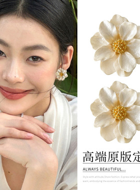 超百搭白色山茶花朵耳钉耳环2025年新款爆款独特气质法式花朵耳饰