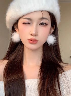 2025新款秋冬白色毛绒球球耳环小众设计温柔气质耳钉女高级感耳饰