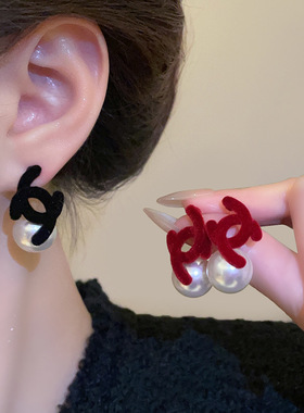 复古红色珍珠耳钉轻奢高级感气质耳环2025新款爆款秋冬丝绒耳饰女