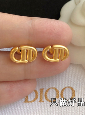 新款复古金色CD字母小耳钉时尚简约百搭猪鼻子小众设计轻奢耳饰女