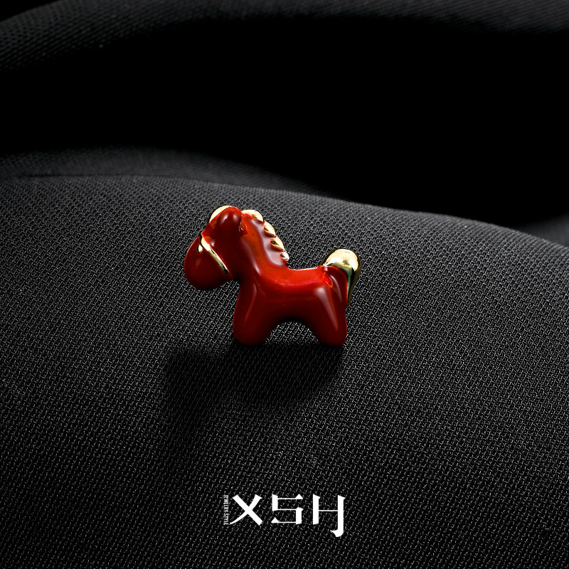 红色小马胸针防走光神器可爱别针图片
