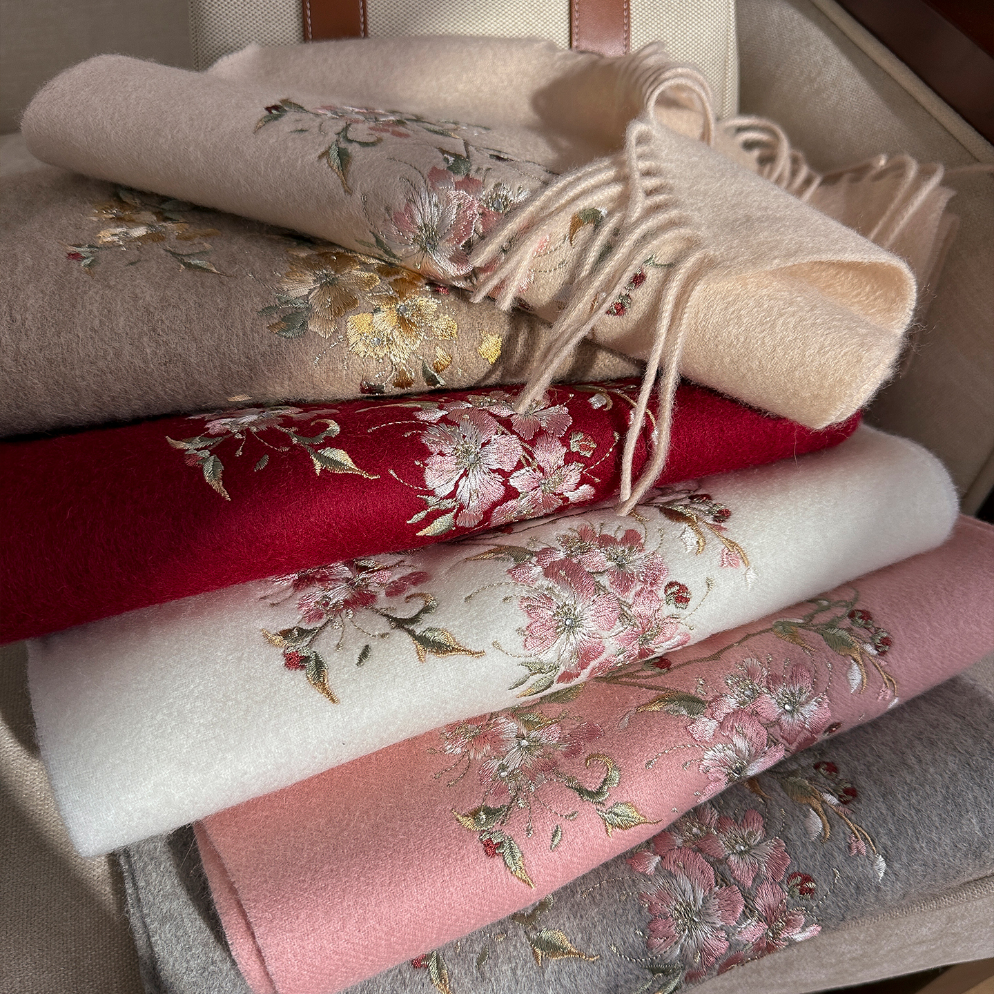 绵羊毛围巾2025新款精致披肩女外搭婚礼旗袍刺绣斗篷披肩高档礼品