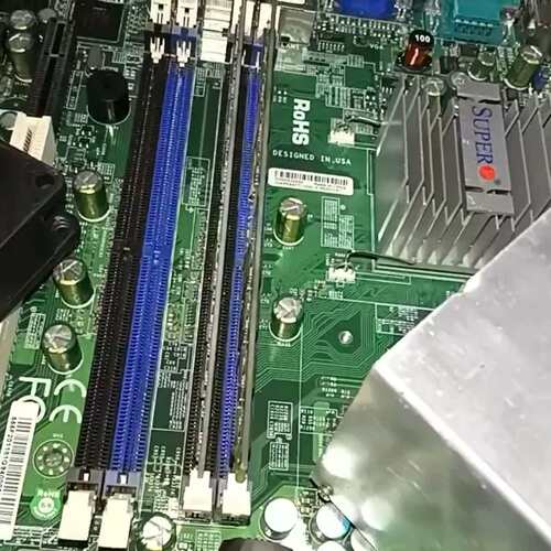 可维修3210芯片组主板，X7SBI，支持至强33系列，可装XP但议价