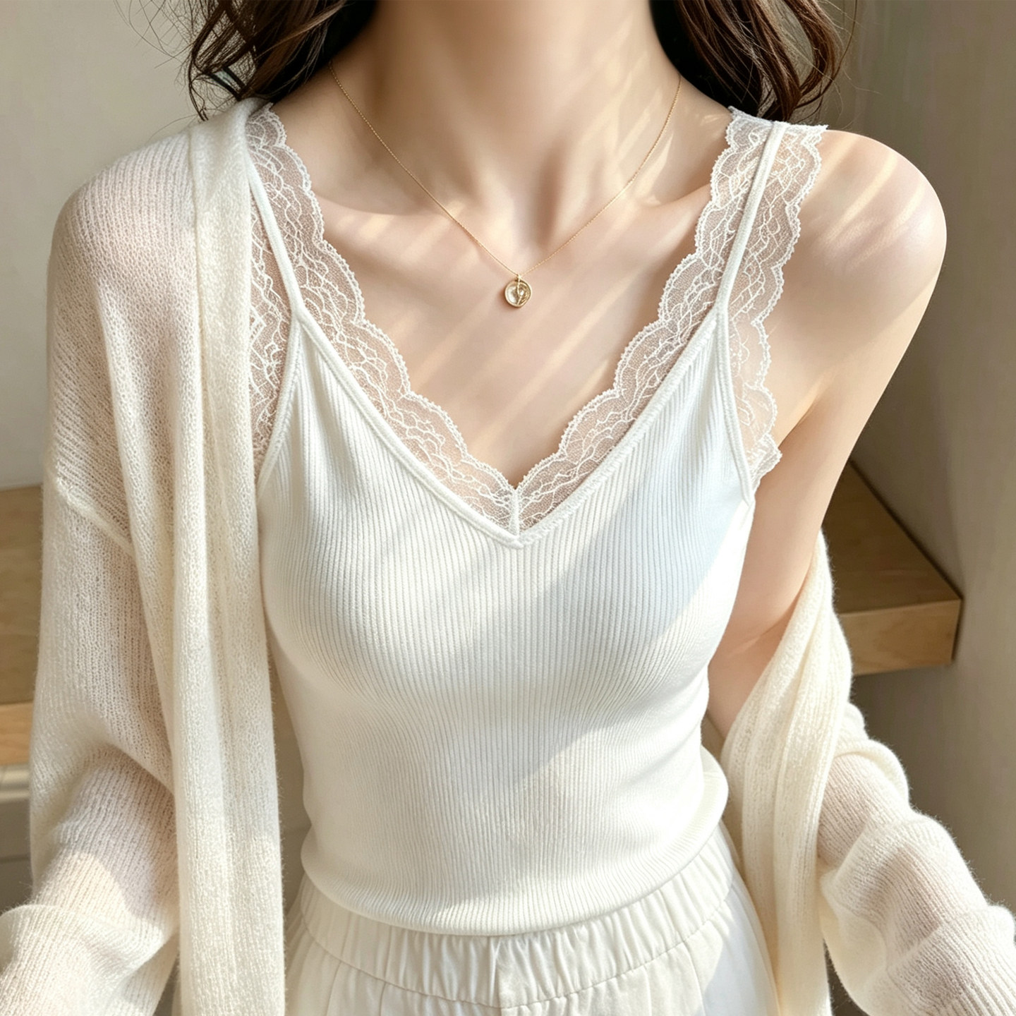 白色背心女2026新款蕾丝V领针织吊带内搭修身显瘦遮副乳打底上衣图片