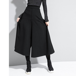 Women's wide leg cropped pants with loose, streetwear style