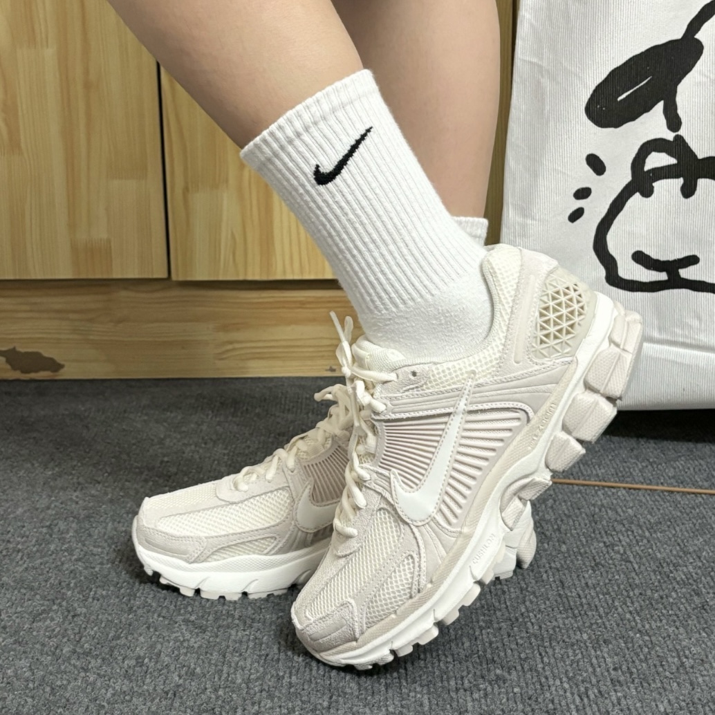 NIKE/耐克AirZoomVomero5网面透气百搭复古跑步鞋HF1553