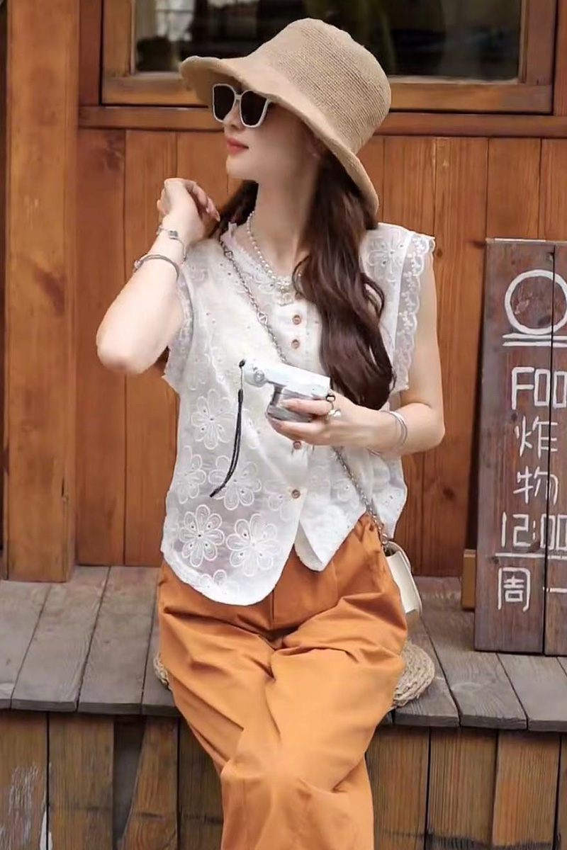 无袖衬衫女2024夏季新款钩花镂空蕾丝设计感单排扣气质坎肩上衣潮
