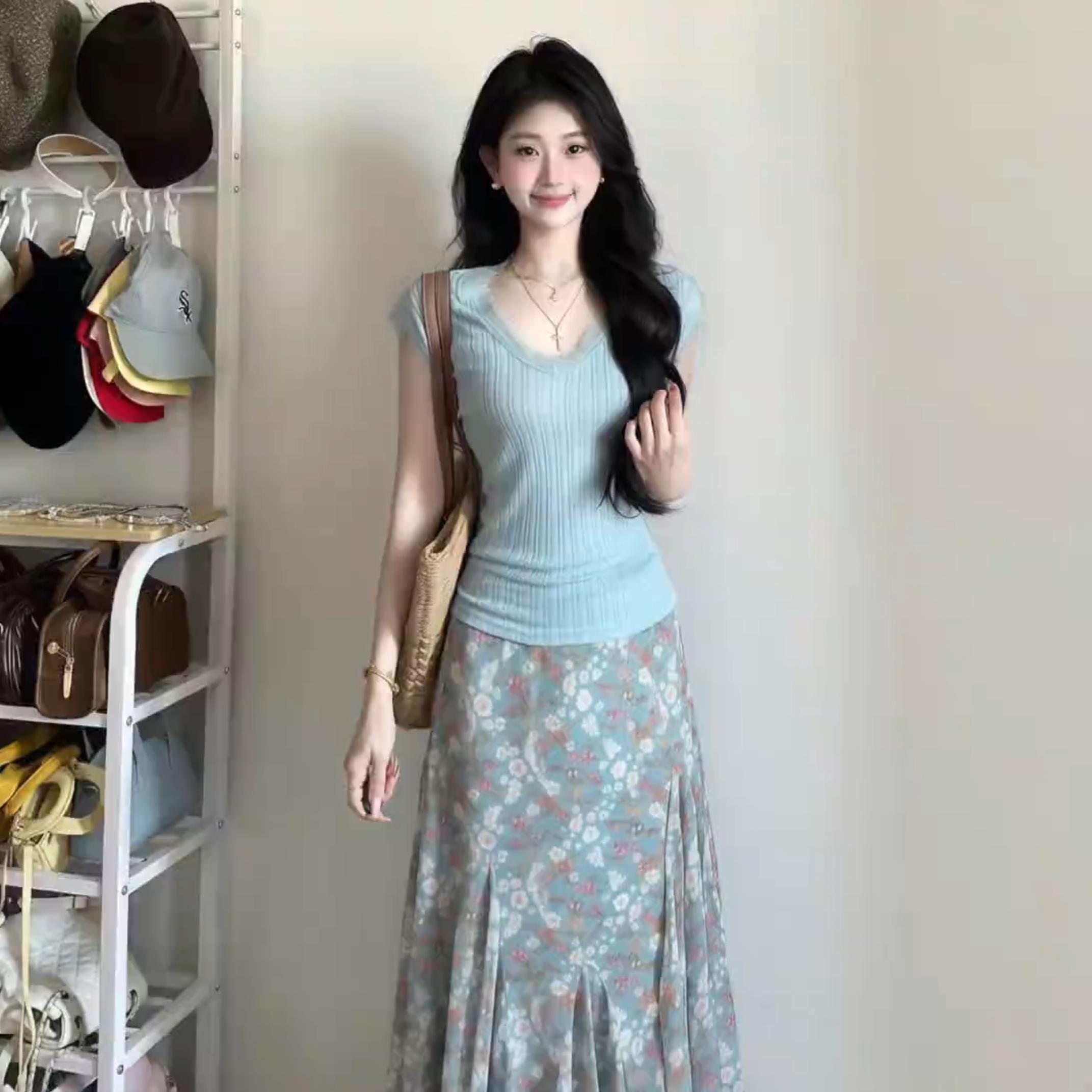 蓝色V领短袖碎花半身裙子