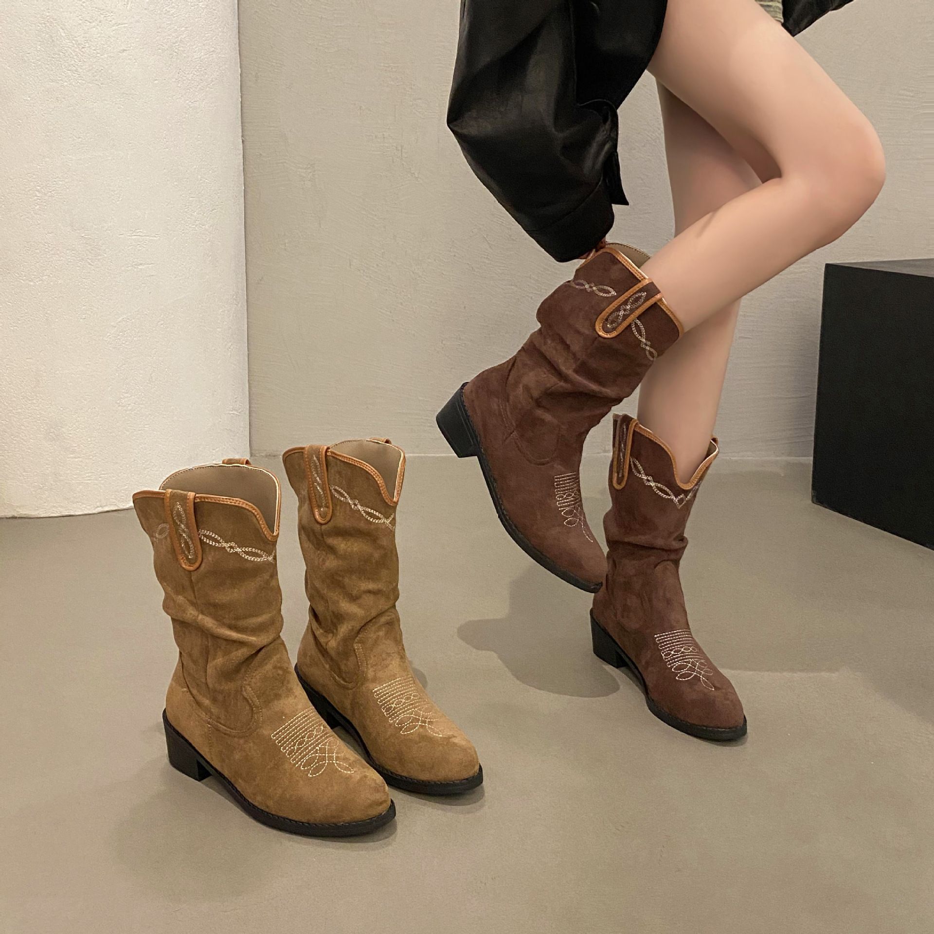 2025夏季新款堆堆靴刺绣尖头西部靴复古粗跟褶皱马丁靴时装短靴女