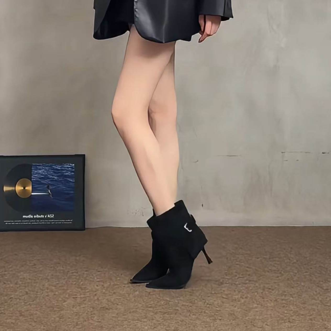 羊皮版~皮带扣黑色真皮高跟短靴女细跟尖头法式绒面显瘦裤管靴