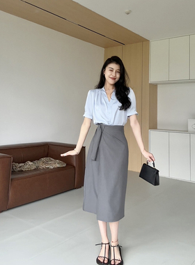张阿星【雾蓝月光】法式通勤质感V领缎面高级衬衫+灰色高腰长半裙