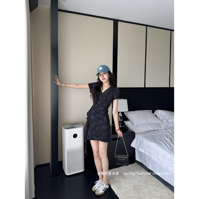 张阿星【松弛Feel】黑灰色扎染V领通勤气质收腰修身显瘦连衣裙女