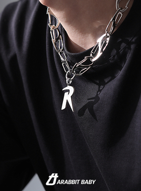 钛钢R字母吊坠项链男轻奢小众高级设计感男士锁骨链2022年新款潮