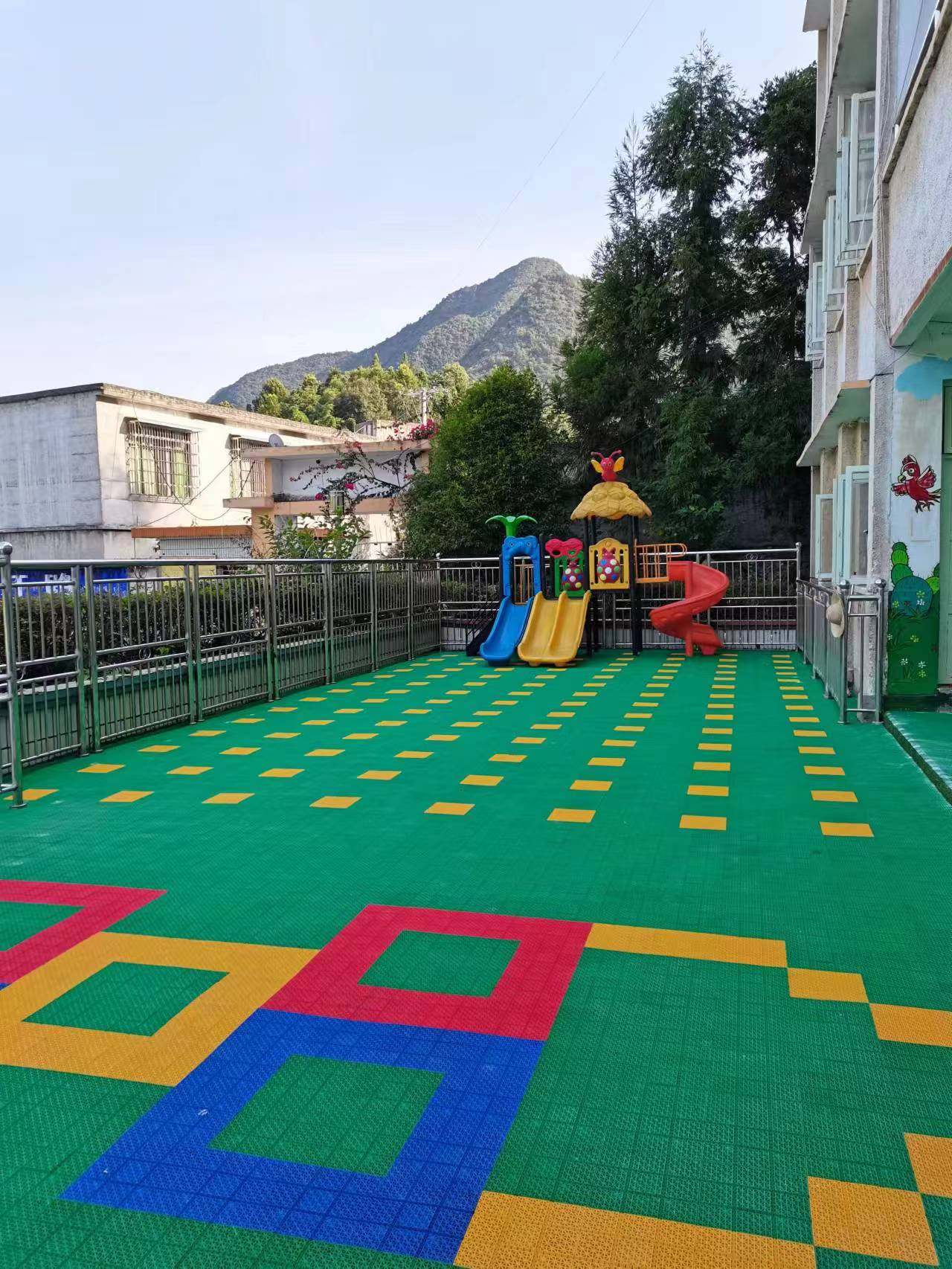 幼儿园篮球场羽毛球场网球匹克球轮滑旱冰场悬浮拼装地板碰碰车