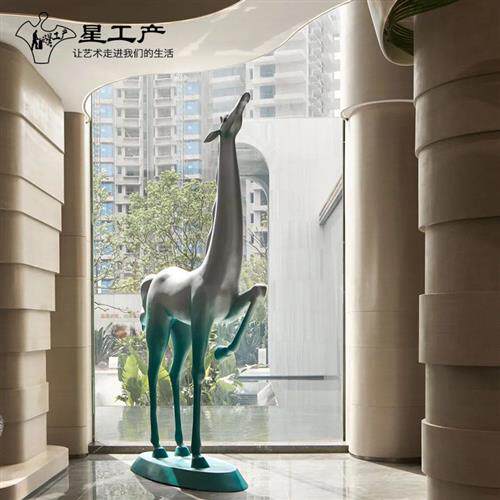 网红潮玩kaws商场美陈软装设计暴力熊玻璃钢树脂餐厅橱窗雕塑摆件