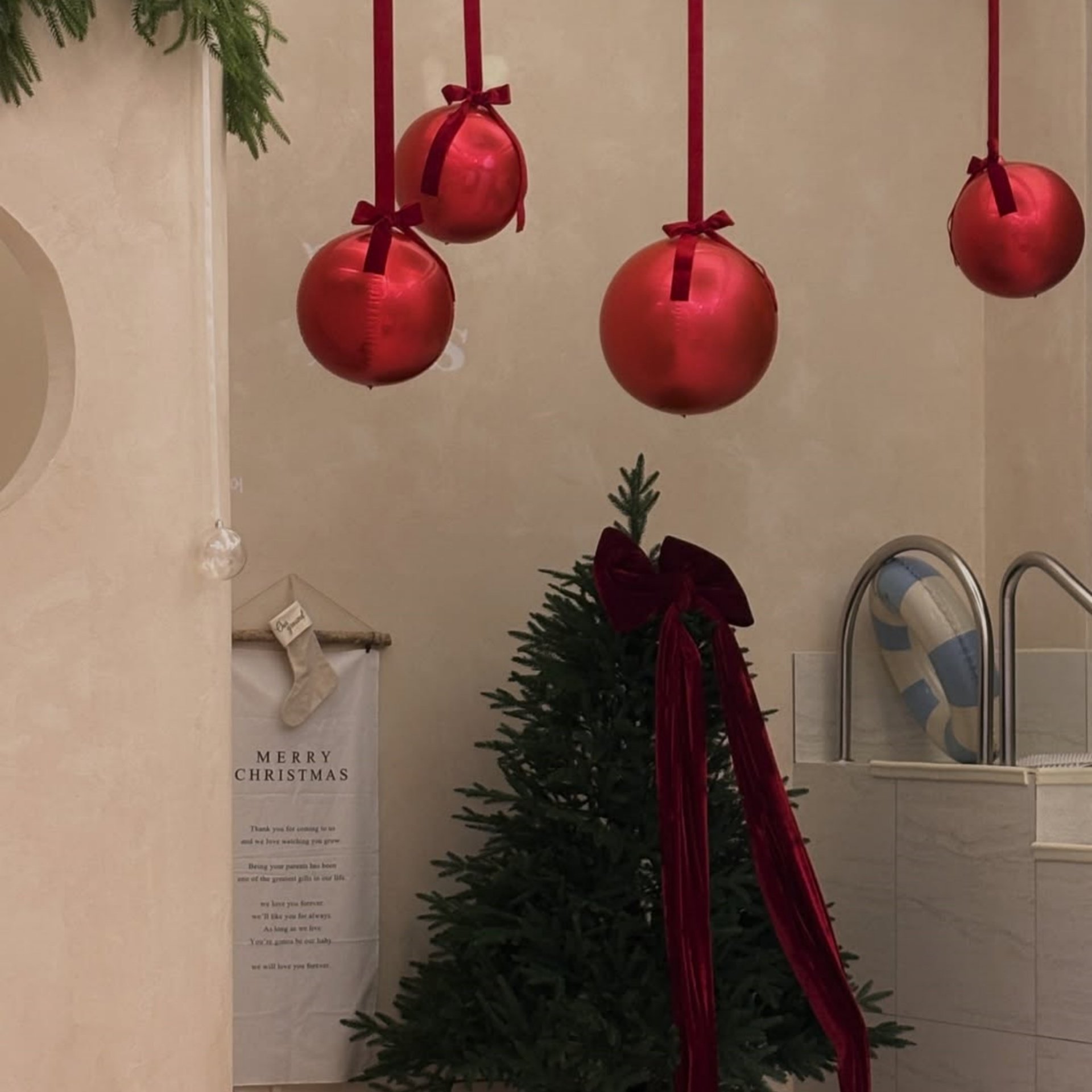 4D圆形铝膜气球红色圣诞球装饰品挂件蝴蝶结丝带室内节日布置用品