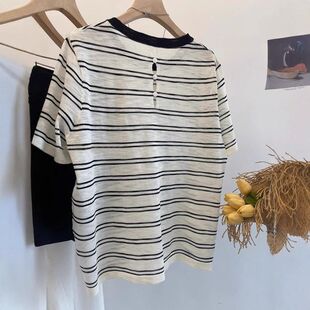 夏季撞色条纹短袖后背镂空漏洞纽扣正肩薄款冰丝针织衫T恤上衣女