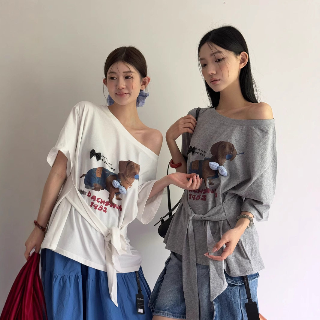 KAKAMEE十三行夏喷画狗狗休闲绑带设计斜肩露肩大版短袖T恤女8619