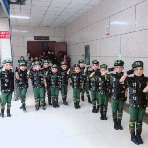 儿童兵娃娃演出服幼儿园迷彩套装小荷风采男女表演军装幼儿舞蹈服