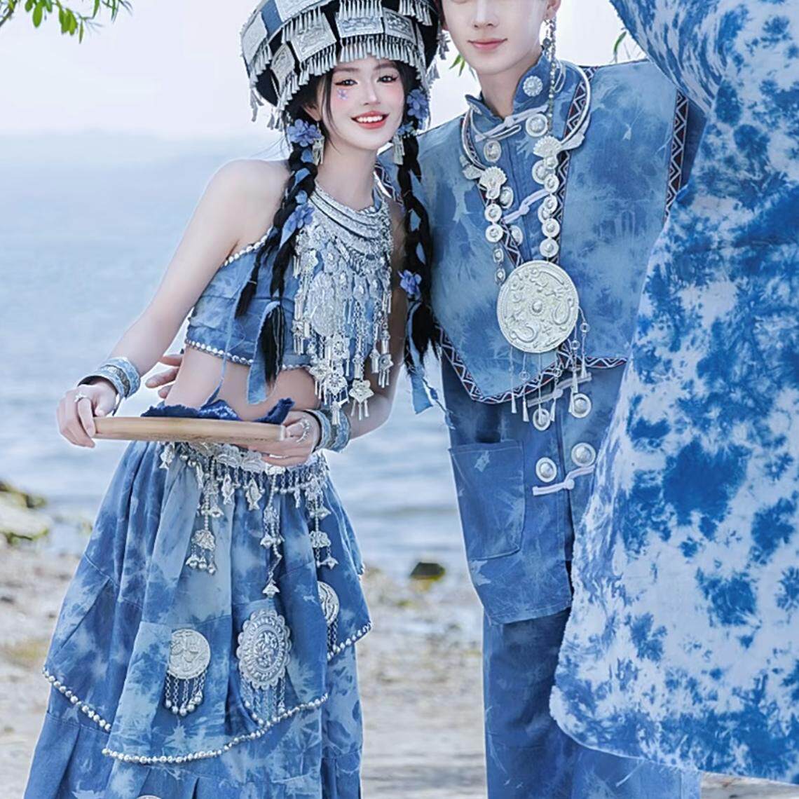 苗族扎染情侣少女演出舞蹈服装写真苗疆服饰云南贵州民族摄影旅拍