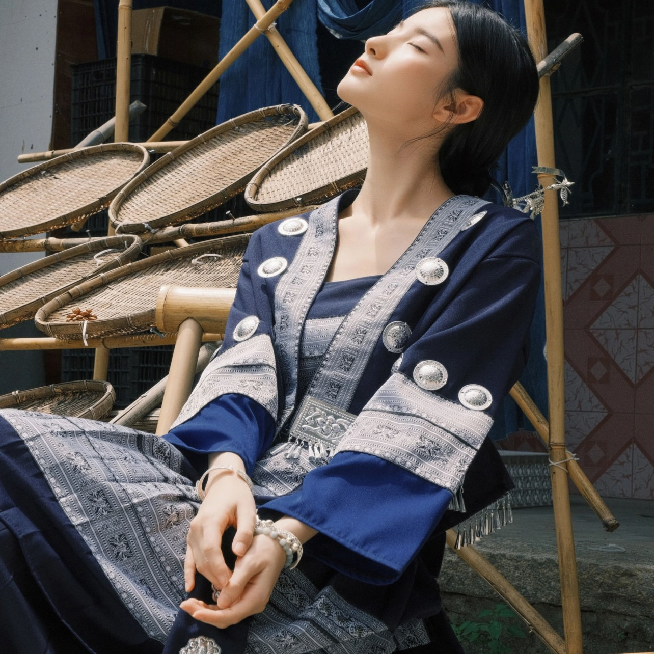 苗族少女摄影写真旅拍舞蹈演出服