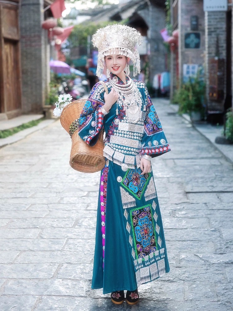 苗族少女摄影写真旅拍舞蹈演出服