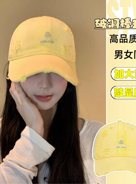 黄色刺绣字母帽复古感不戳你吗？