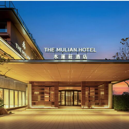 【位置优越】荔湖畔静谧度假，近增江画廊、鹤之洲湿地公园 【酒店特色】融现代轻奢与东方美学，享艺术化旅居体验 【套餐可享】1/2晚入住+双人早餐+环湖漫步/漫跑+健身房