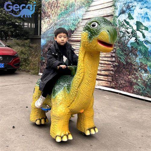 广场室内商场儿童乐园网红儿童骑行跑跑电动车恐龙小车定制工厂