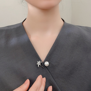 衣服大领V领改小别针避免弯腰防走光多功能开衫衣服披肩固定胸针