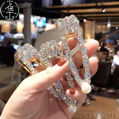 women's hair clips clenched their crystal pearl clips at the