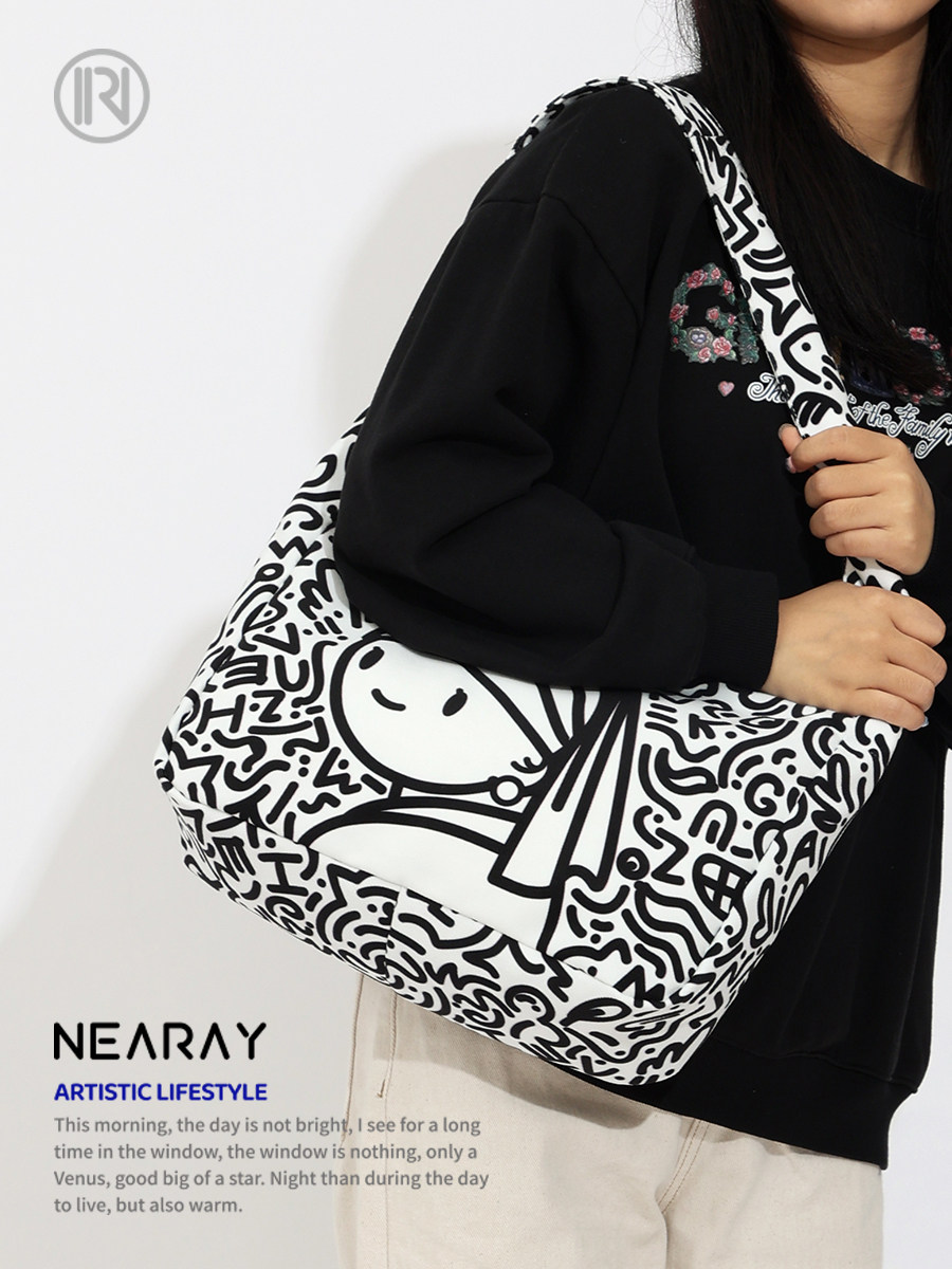 NI RUI의 새로운 흑백 낙서 진주 소녀의 어깨 가방 귀여운 패션 캔버스 가방 대용량 학생 가방 W