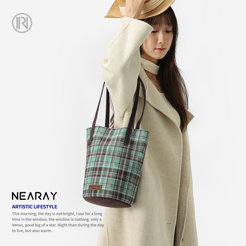 尼睿复古休闲蓝色格纹水桶包