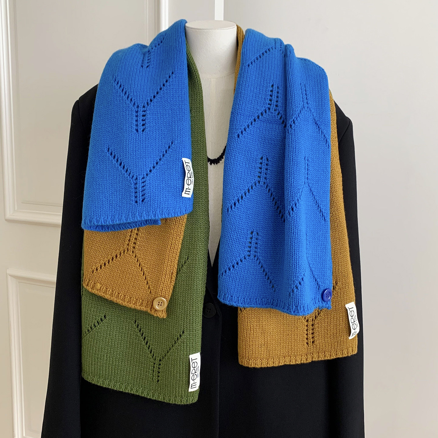 2025高品质披肩式羊毛围巾女秋冬洋气保暖百搭镂空针织纽扣脖套潮