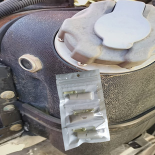 塑料尿素箱底部侧面漏液专用修补胶水防腐蚀汽油柴油橡胶树脂油箱