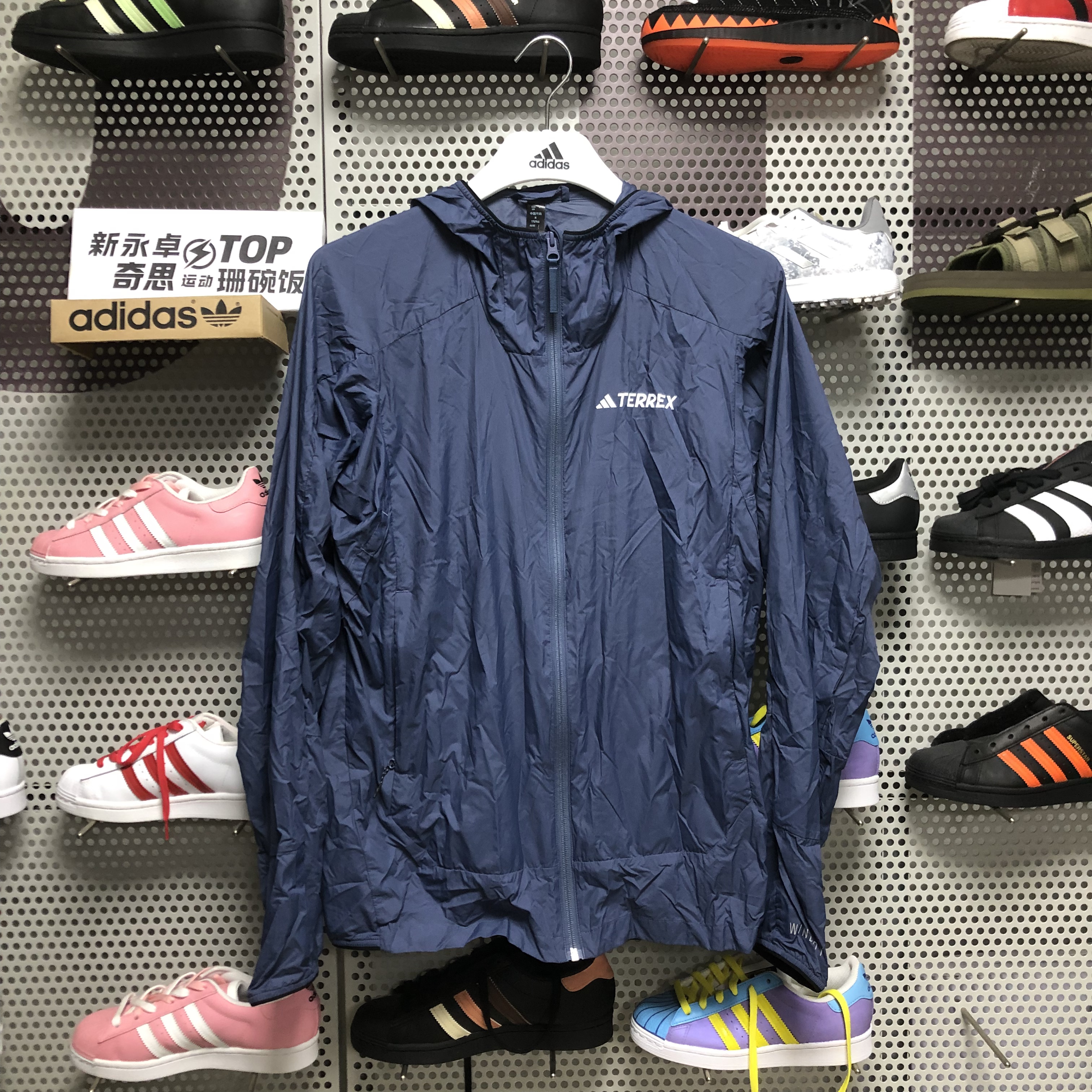 阿迪达斯户外休闲风衣男连帽外套