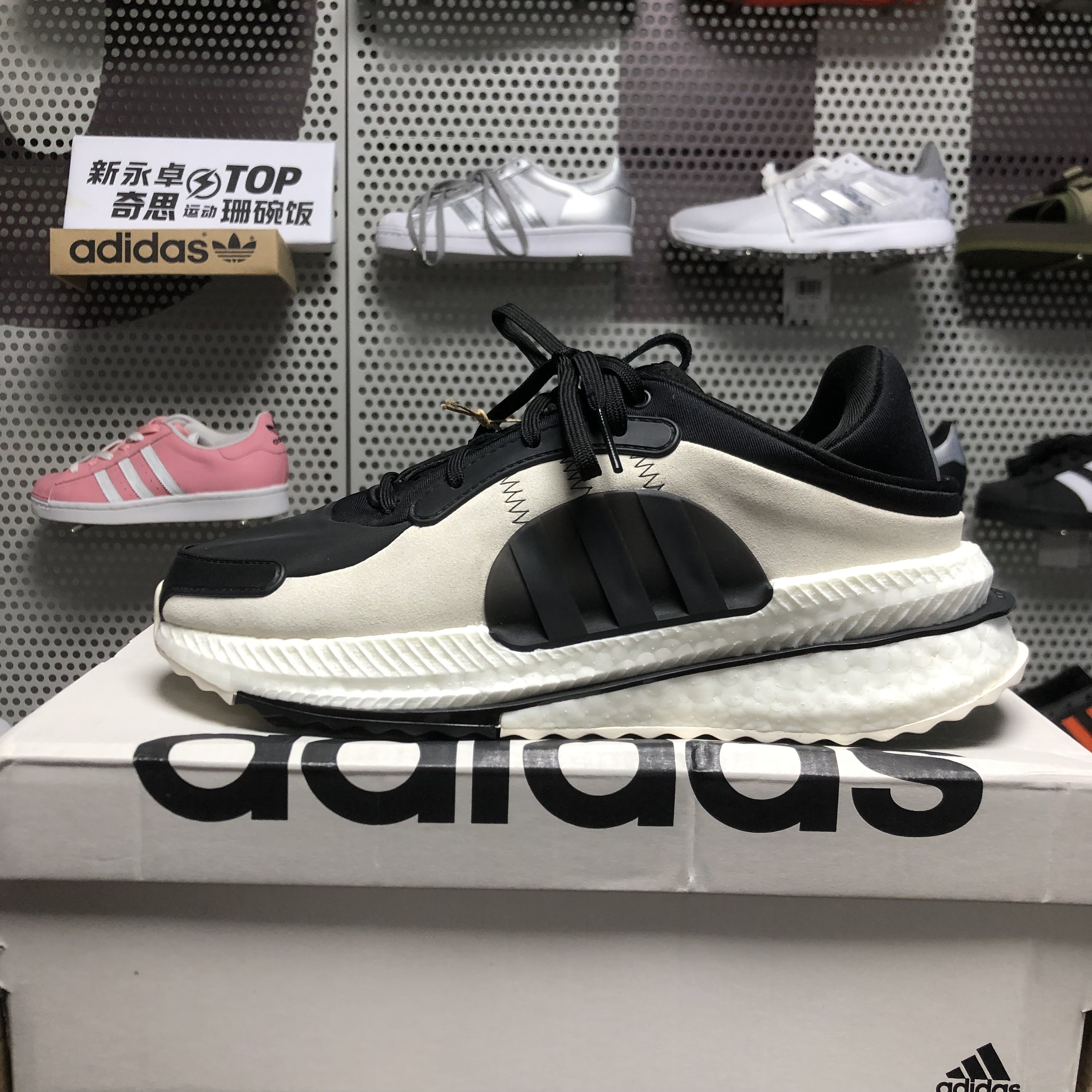 断码39阿迪达斯男女款耐磨透气舒适休闲运动跑步鞋黑白ID4004